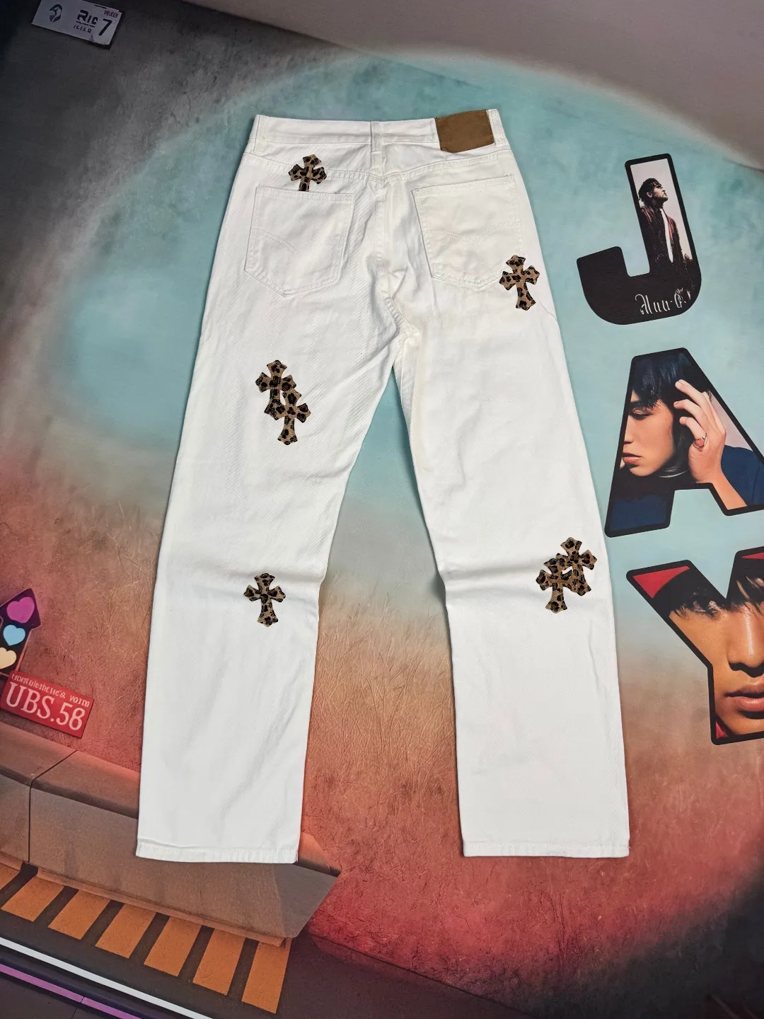 🅿️290 🔘Style No.-KL102 🔘Chrome Hearts𝐂𝐡𝐫𝐨𝐦𝐞 𝐇𝐞𝐚𝐫𝐭 24SS white background with leopard print vintage graffiti painted high street jeans* Chrome Hearts and Levi's The co-branded white cross leopard print jeans are considered to be the best in the jeans industry and are extremely popular. The pure cotton twill fabric supplied by customers has clear texture, and the cross leopard pattern inlay follows the latest trend. Its unique charm is unstoppable. Believe me, if you buy these trendy products, you will be able to fly all the way on the fashion track and easily become the focus of fashion in your circle of friends! Act quickly and let's blow up the streets together!  Fashionistas, look over here! Darlings, today I have to share with you my latest favorite - personalized graffiti jeans! When I put it on for the first time, I felt so cool and cool, as if the whole street was my show. Colorful graffiti elements break the monotony of traditional denim, and every pattern looks like a carefully crafted work of art, unique and eye-catching. The high-waisted version optimizes body proportions and easily creates long legs. The fabric is soft and elastic without any tightness, so it can be used for daily outings or sports and leisure activities. It has perfect versatility. Pair it with a simple short top to look fashionable. Pair it with a personalized navel-baring top to turn it into a street focus. Of course, there is more than one “star” on the fashion stage. This pair of Croxin pants dominates the fashion circle with its outstanding colors. Made from carefully selected beaded canvas and washed with heavy-duty water, the upper body is extremely textured, and the three-dimensional tailoring creates a straight trousers shape. ZP customized hardware, with customized small leather label, full of details, simple yet stylish, genderless design is super cool, and can be easily used by both men and women.  Size: S M L XL (28.30.32.34) Color: White